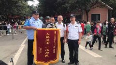 女子为吓唬两岁多的儿子自己先走 转过