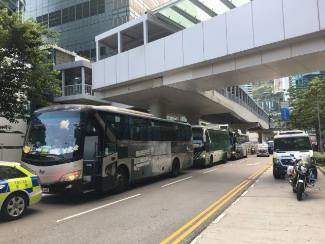 香港旅游业遭“灾难性”打击 巴士司机：惨过天