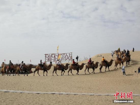 国庆黄金周期间，新疆尉犁县罗布人村寨景区游人如织。王小军 摄