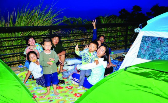     游客在罗浮山参加帐篷节。  惠州日报记者李燕文 摄 