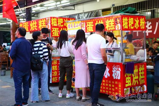 排队等候乐山美食 游客感叹自己“胃小”