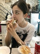美女不减肥!娜扎放毒疯狂吃美食 全是