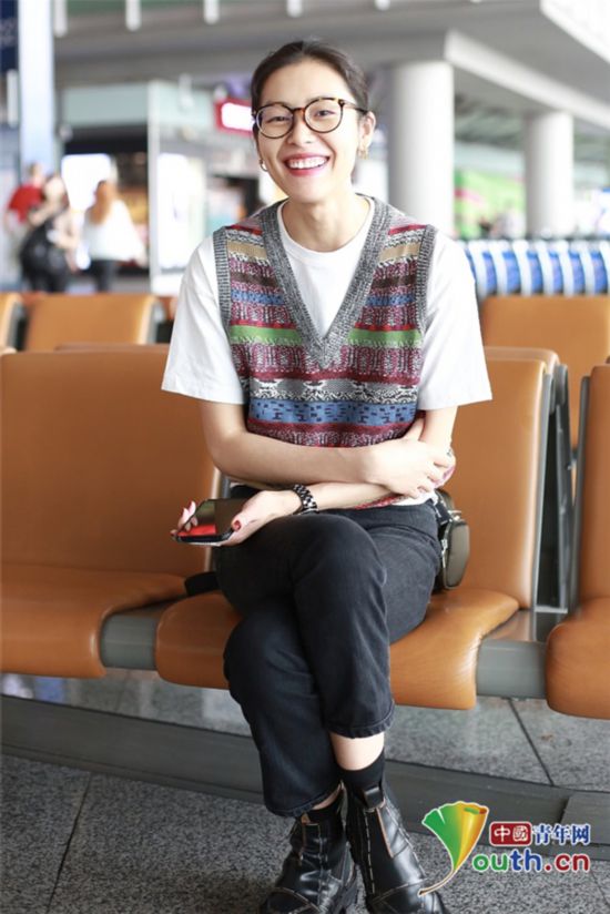 刘雯首次缺席时装周机场走秀笑容灿烂十分亲和