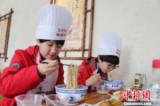 图为学生们品尝自己制作的牛肉面。　崔琳 摄