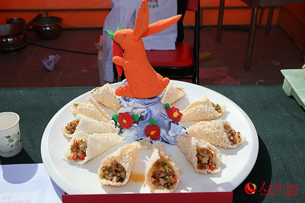 新疆和田美食广场游客共享兔肉盛宴