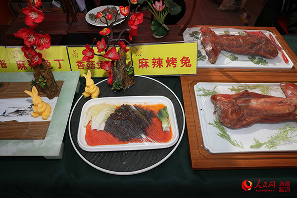 新疆和田美食广场游客共享兔肉盛宴