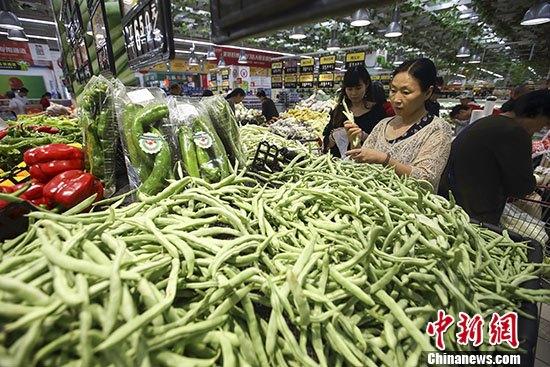 图为民众在山西太原一超市选购蔬菜。 中新社记者 张云 摄