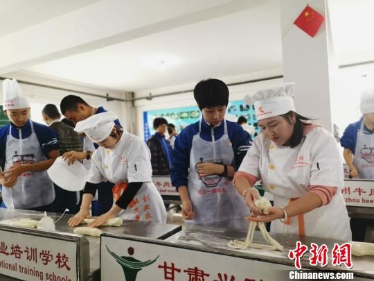 百余北京师生兰州体验牛肉面绝技 感受中华饮食文化