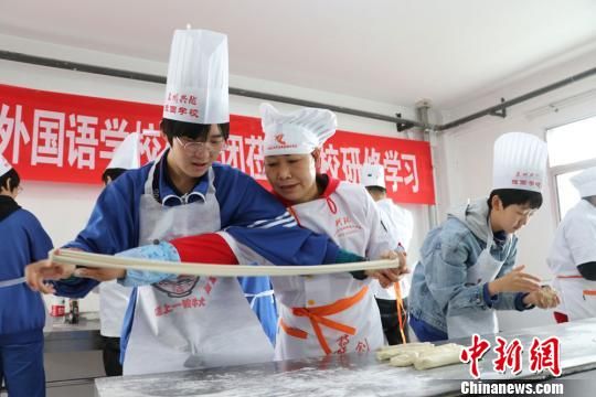 百余北京师生兰州体验牛肉面绝技 感受中华饮食文化