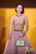 唐艺昕身穿粉红花裙亮相 歪头甜笑十分