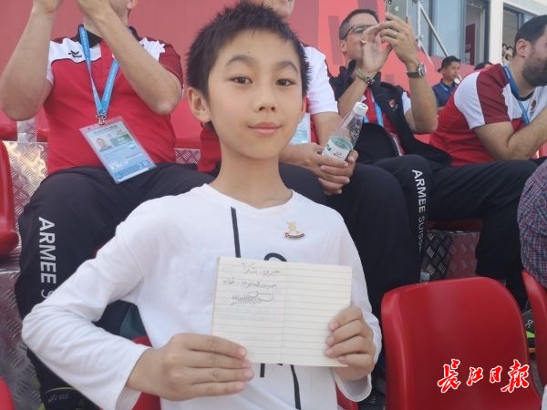武汉小学生有幸获得外籍官员签名和小礼物，还