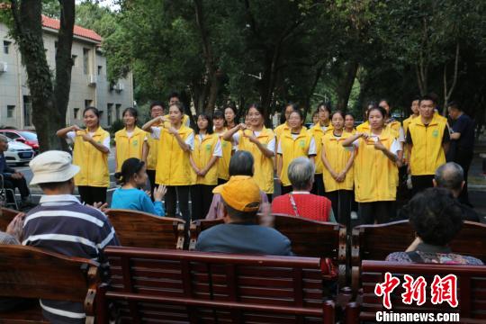 大学生在桂林夕阳红养老中心看望老人。　林馨 摄