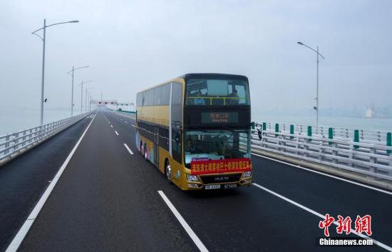 资料图：一辆港珠澳大桥穿梭巴士行驶在大桥上。 中新社记者 张炜 摄
