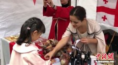 小社区“国际范” 中外邻里展各国美食