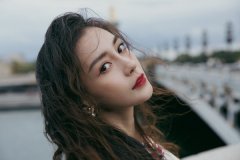 lisa西装裙亮相某活动,裸色唇小烟熏生
