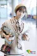 沈月示范秋日穿搭文艺清新 戴贝雷帽似
