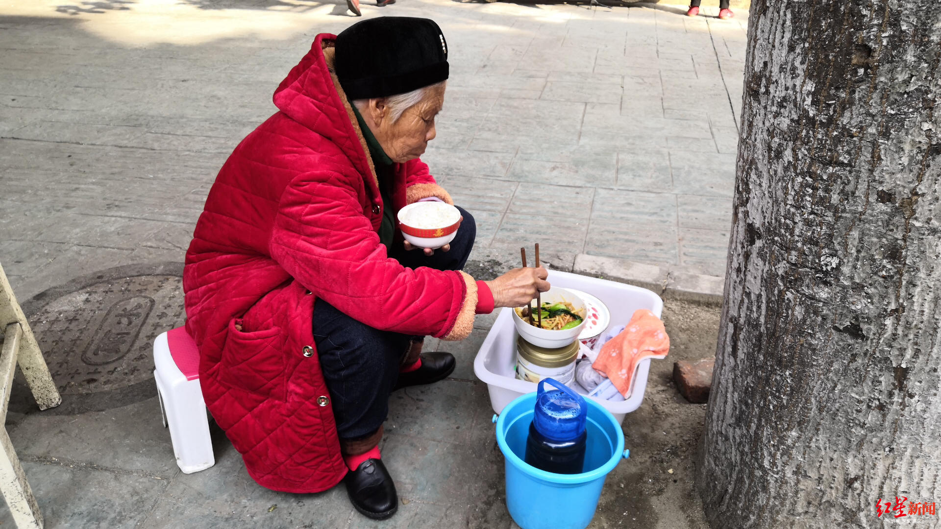 房子被独子卖掉，成都七旬老太在街头搭床露宿