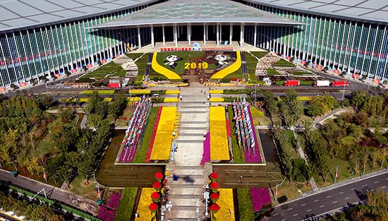 这是国家会展中心（上海）南广场（11月1日无人机拍摄）。新华社 图