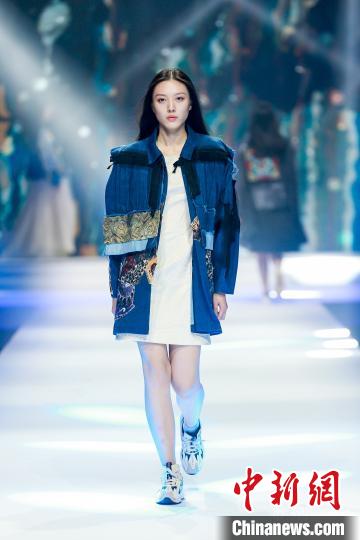2019中国麻纺时尚发布秀精彩纷呈。供图