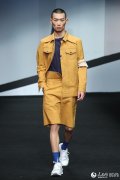 杨紫封面大片演绎率性不羁的酷女孩