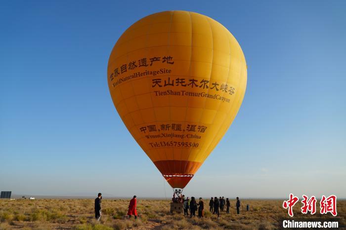 用于游客低空旅游观赏的热气球。　赵长福 摄