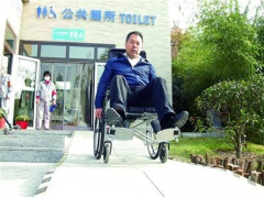 青岛这位城管局副局长坐轮椅 体验无障