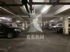 上海一小区地库非机动车突然起火 浓烟滚滚惊