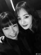 杨幂晒与时尚主编合影大眼迷人妆容精