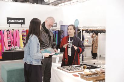 设立在上海西岸的知名时尚商贸展Ontimeshow不仅为优质的设计师品牌开辟落地零售的新渠道，更为国内时装行业开创了一个发掘新晋设计师、跨领域的交流平台。