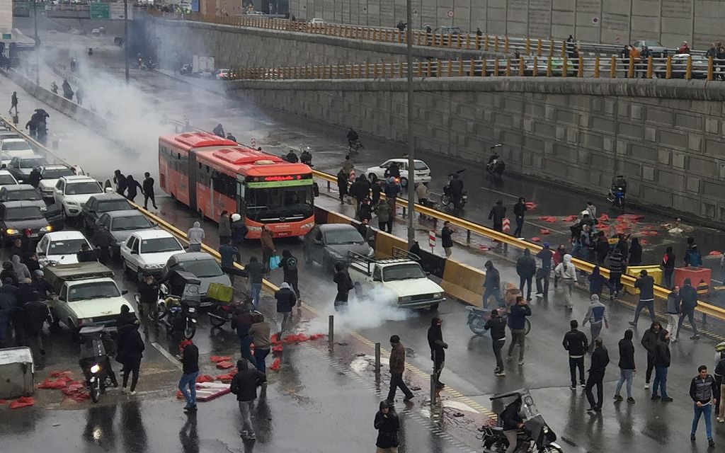 伊朗上调油价引发多地抗议 哈梅内伊谴责破坏者