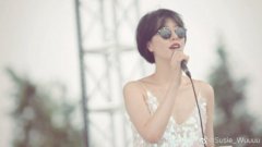 李亚鹏女友晒音乐节近照穿吊带裙自信
