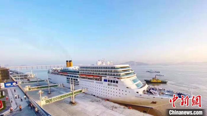 全国规模最大的邮轮母港综合体——广州南沙国际邮轮母港17日正式开港运营。图为首次进港的邮轮。中交供图