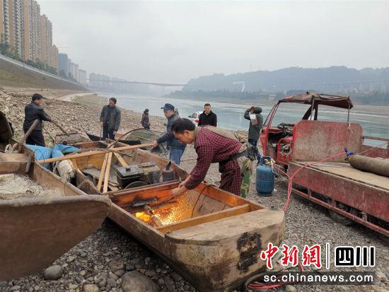 渔民们正在拆解渔船。