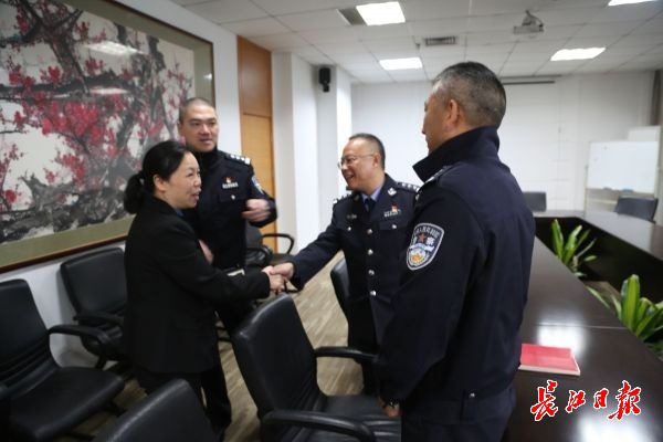 “板姐”为武汉交通献计，交警现场调研解决