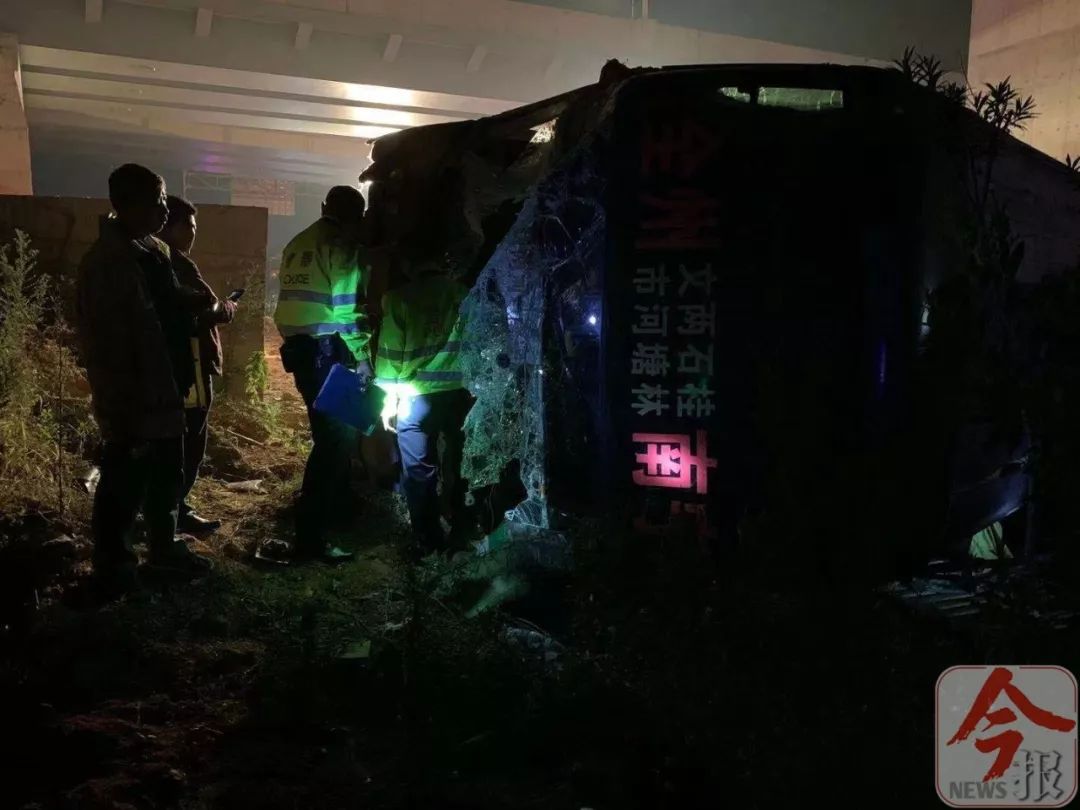 1死多伤！桂柳高速大客车停车候客被大货车追尾