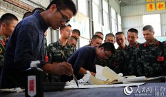 广西柳州:书法进军营慰问子弟兵翰墨