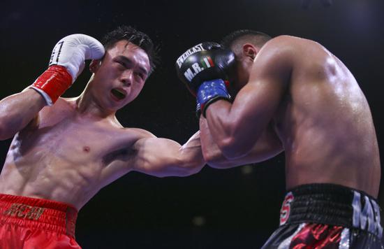11月23日，中国拳手徐灿（左）和美国拳手罗伯斯在比赛中
