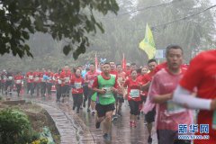 重庆龙水湖国际半马 万余名选手雨中开