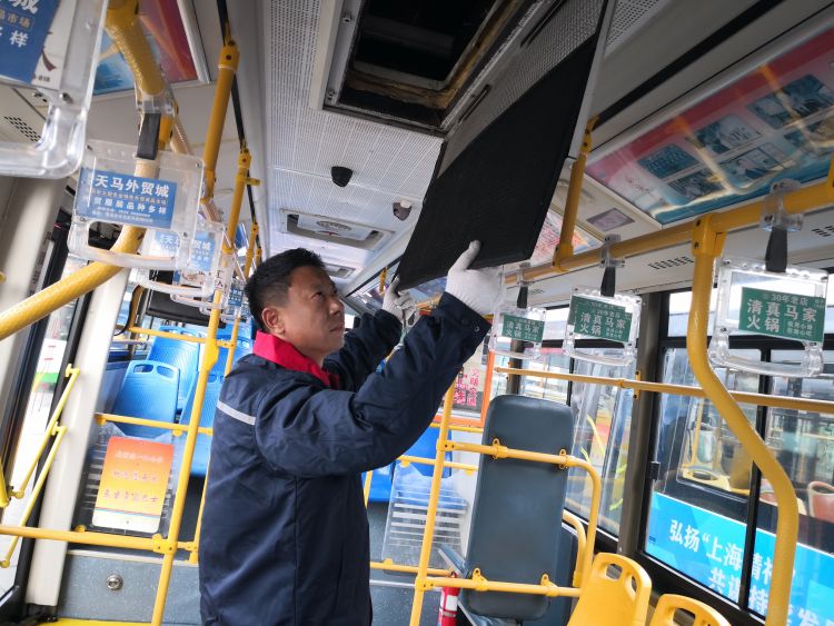 青岛25条公交线清洁空调 打造健康暖冬车厢