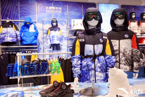 追击滑雪场，安踏儿童专业滑雪棉服完美演绎功能与时尚兼具