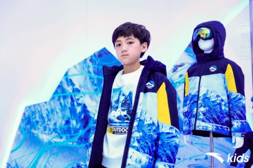 追击滑雪场，安踏儿童专业滑雪棉服完美演绎功能与时尚兼具