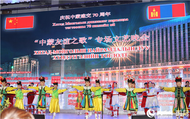 11月29日，蒙古国中学生表演舞蹈《蒙古草原》。