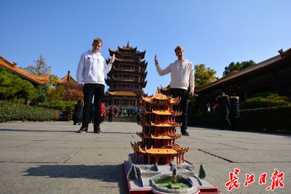 抖音全球网红来汉，展示不一样的黄鹤楼