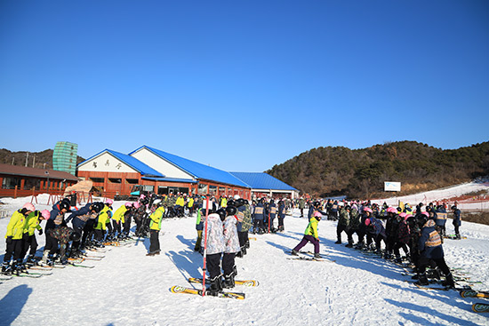 京北生态冰雪旅游季开启密云开放“夜场滑雪”