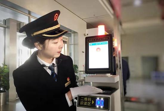 西成高铁正式启用电子客票 刷手机就能坐高铁