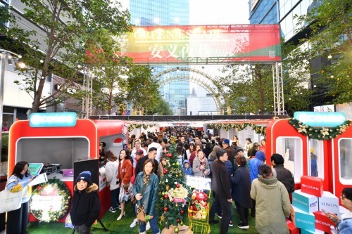 Cosme美妆大赏20周年圣诞列车已到站 上海安义夜巷等你上车