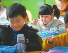 德阳旌阳区“中央厨房”投用 孩子们吃