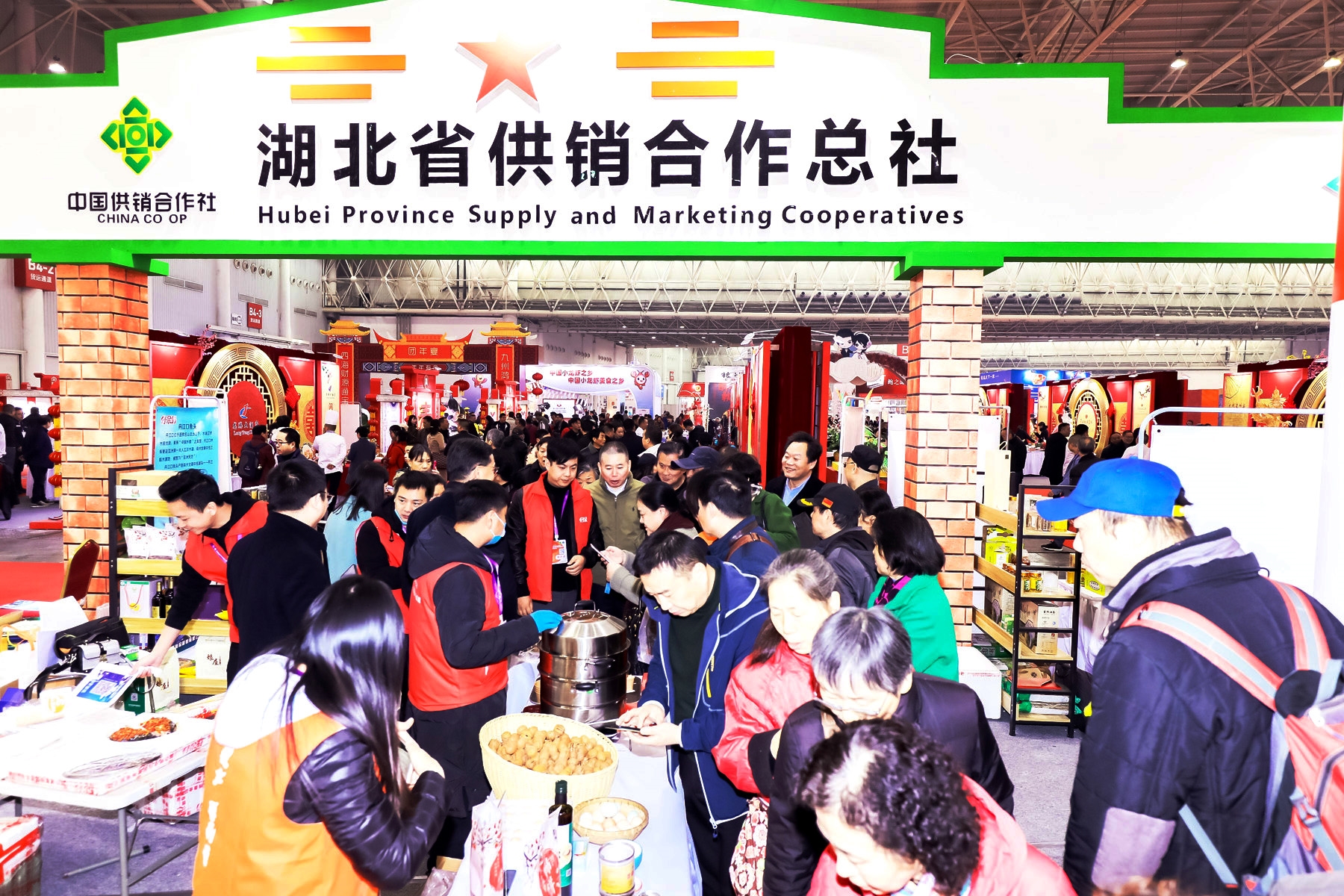 汇聚2万多种中外美食 现场交易3.6亿元 30万人次淘货中国食品博览会