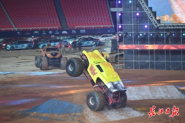 汽摩大会开幕,特技表演震撼观众