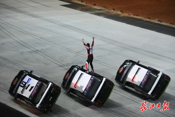 汽摩大会开幕,特技表演震撼观众